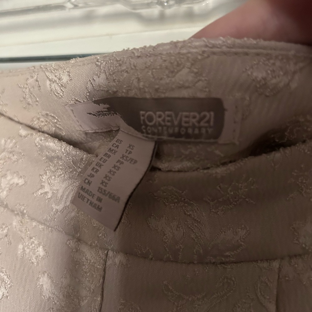 Forever 21 | Embroidered Pleated Shorts - Picture 5 of 5